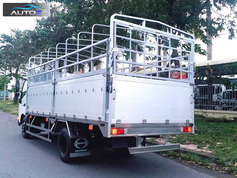Xe tải Hino XZU710L (2.5t - 4.5m) thùng mui bạt bửng nhôm